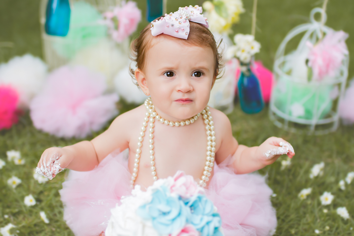 Com as mãozinhas sujas e fazendo careta