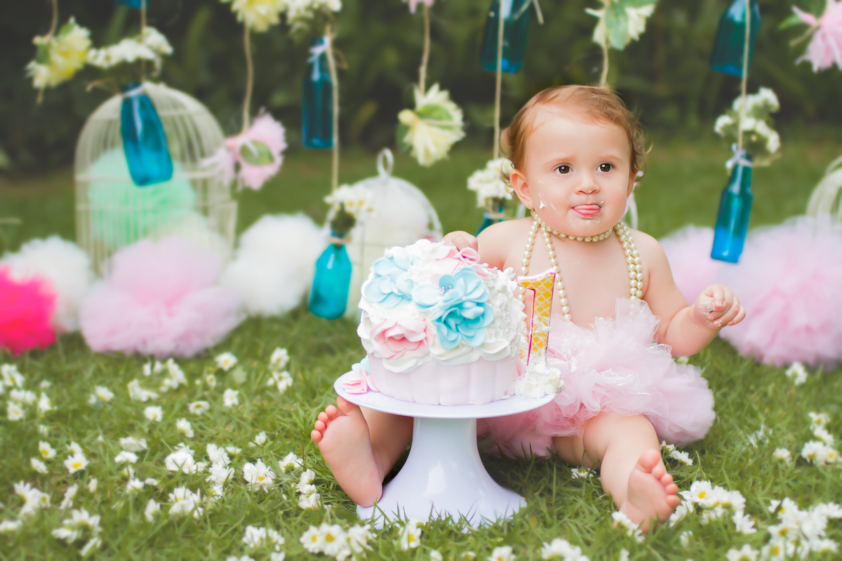 Ana comendo e se lambuzando com o bolo