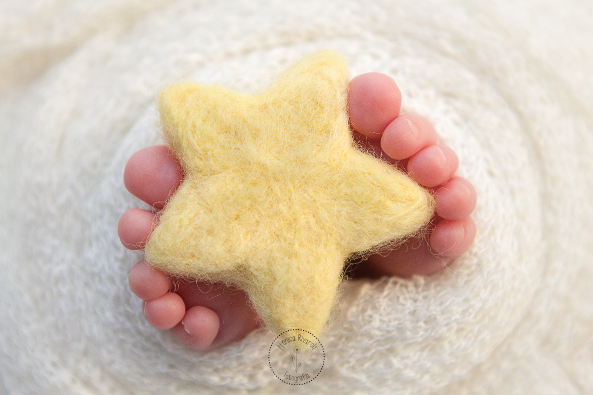 Os pézinhos dele segurando uma estrelinha