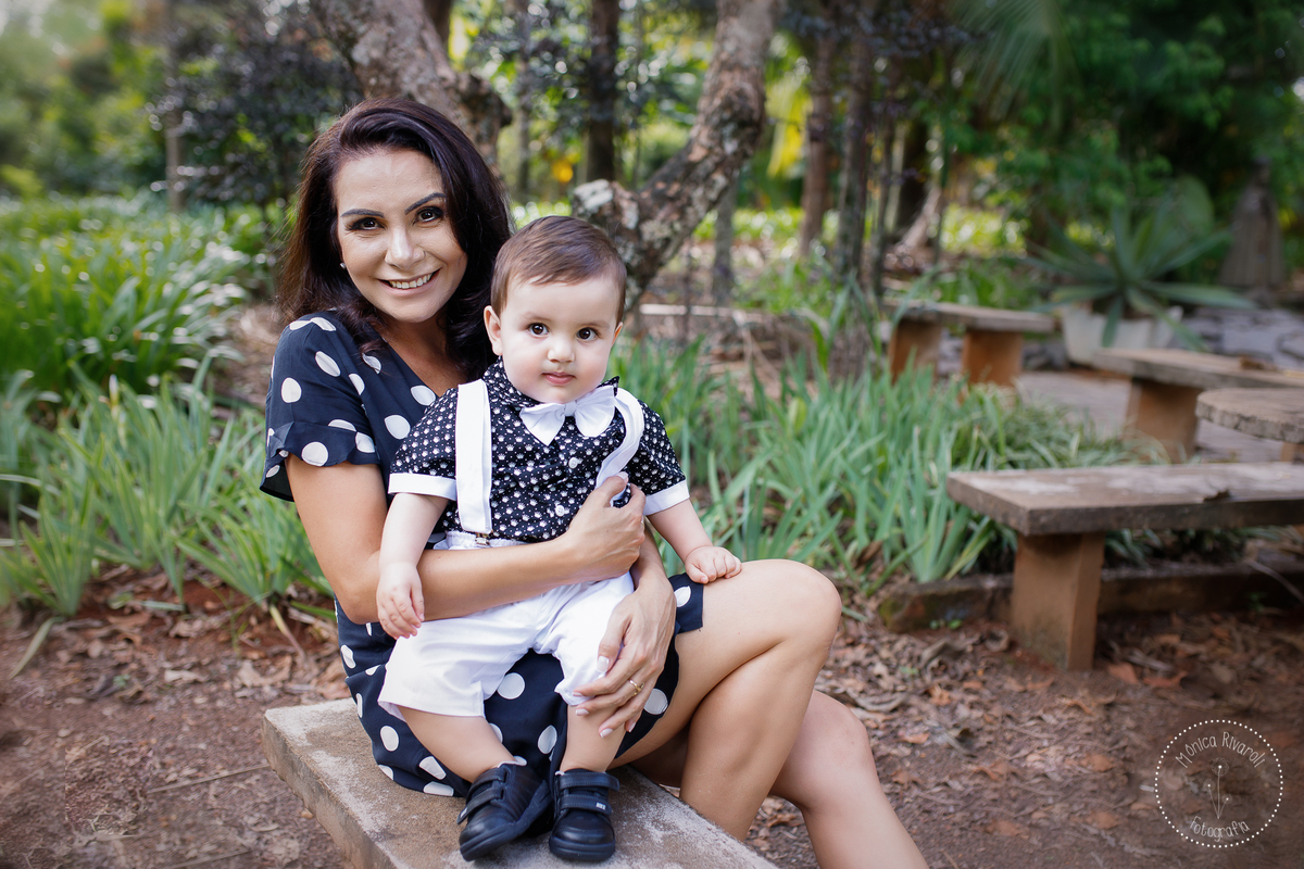 Mamãe e Henrique sentados no banquinho do parque