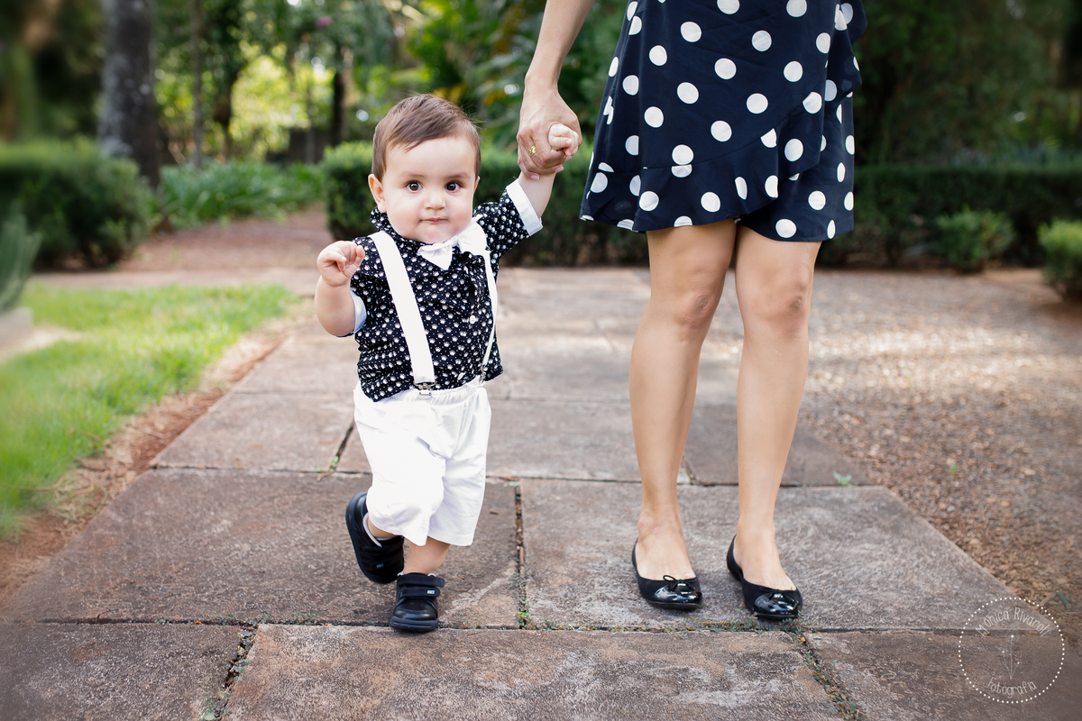 Henrique andando ao lado da mamãe
