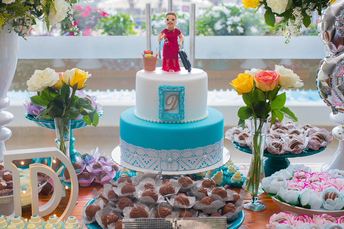 Close no bolo branco, com detalhes azuis 