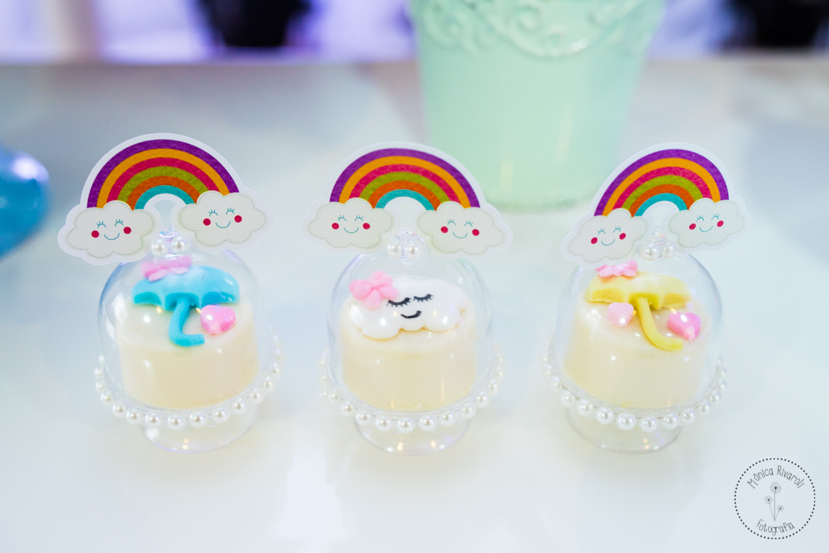 Docinhos brancos em potinhos transparentes decorados com arco-íris
