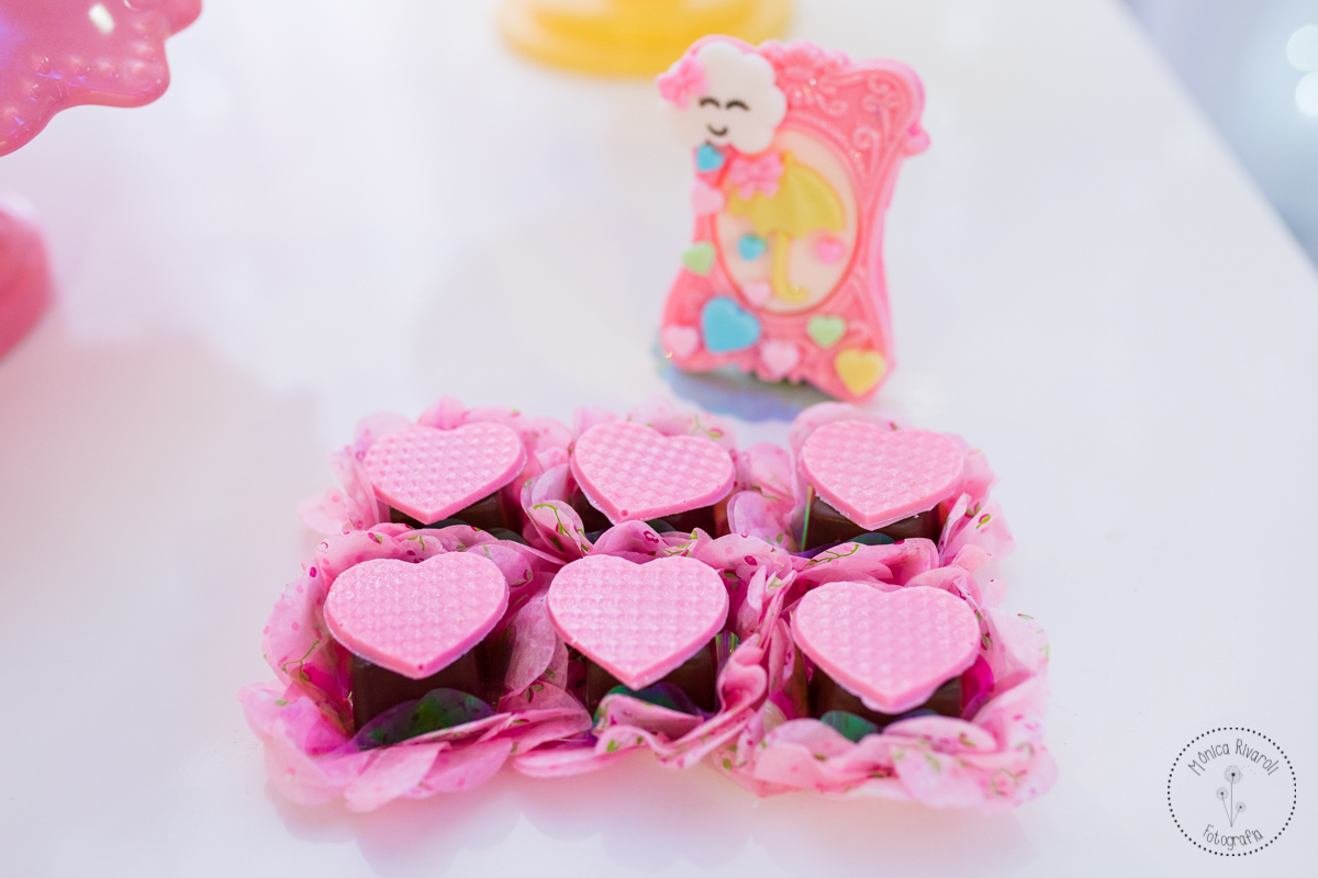 Docinho de chocolate decorados com um coração rosa 