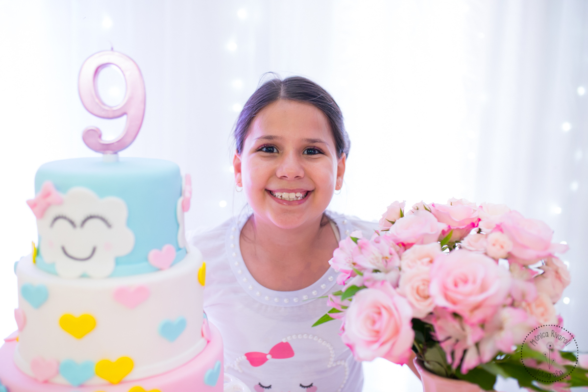 Close na Nicoli ainda atrás da mesa de doces 