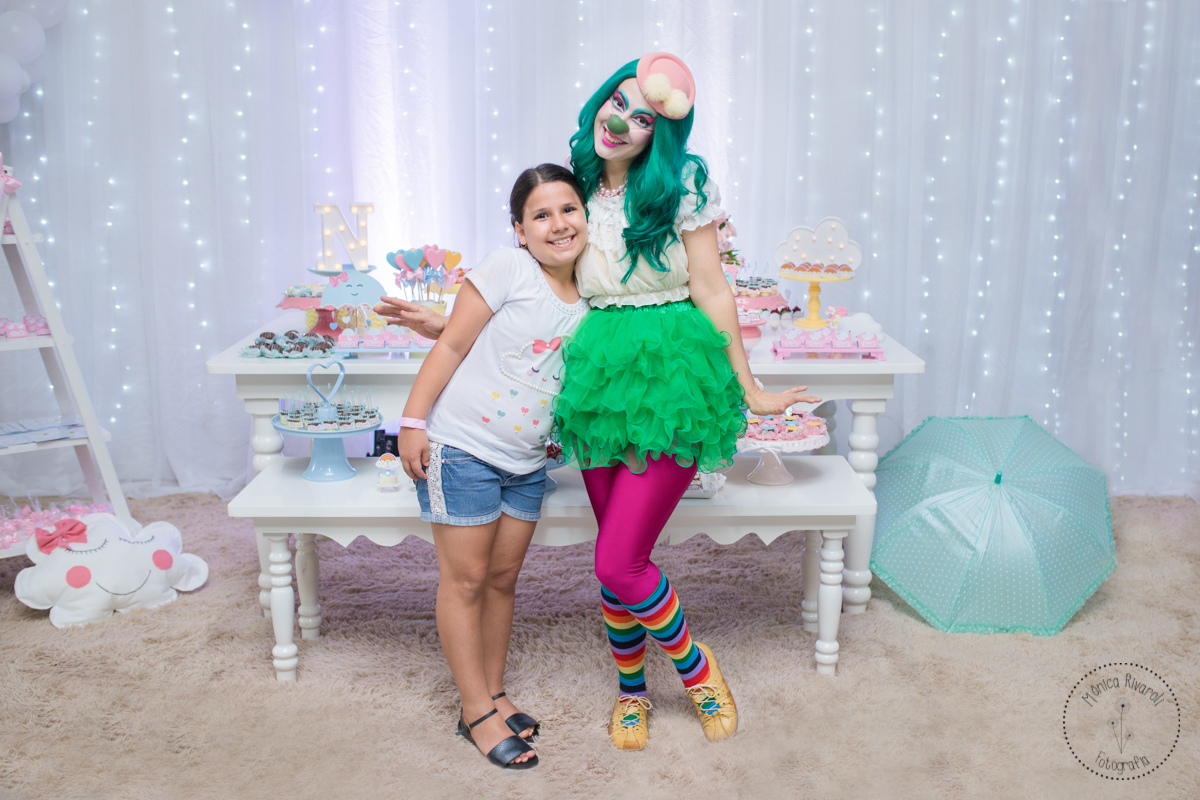 Nicoli e a palhaça Spirulina abraçadas 