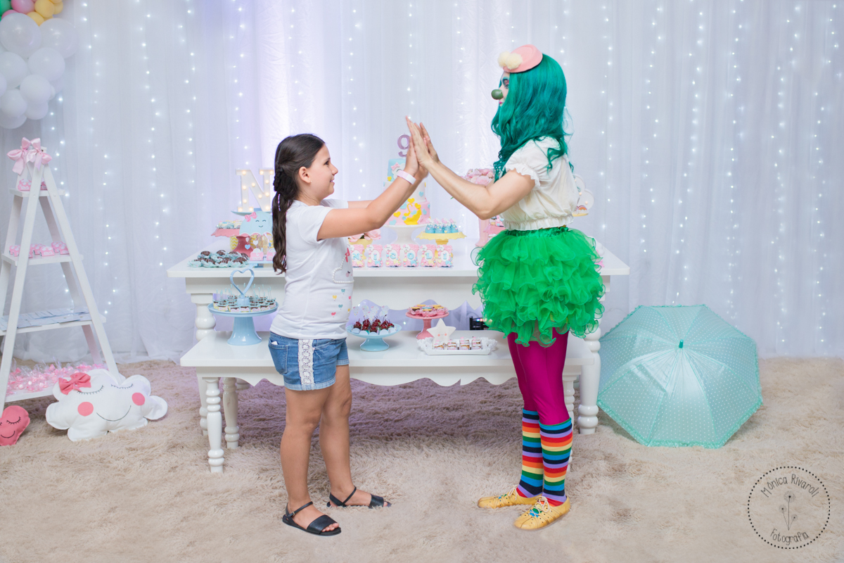 Foto da Nicoli brincando com a Spirulina 