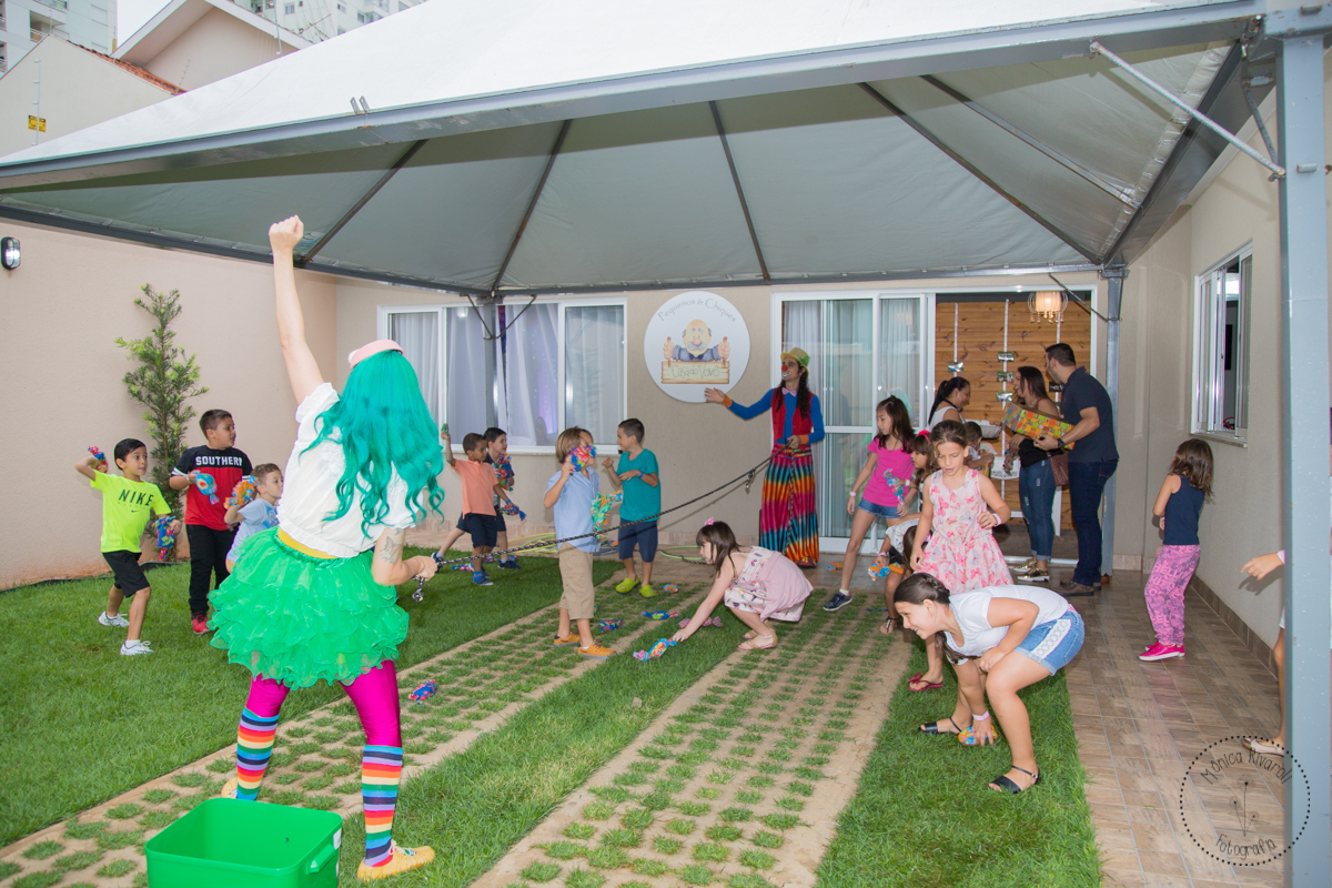 Crianças brincando no quintal junto com a Spirulina e o Farofa 