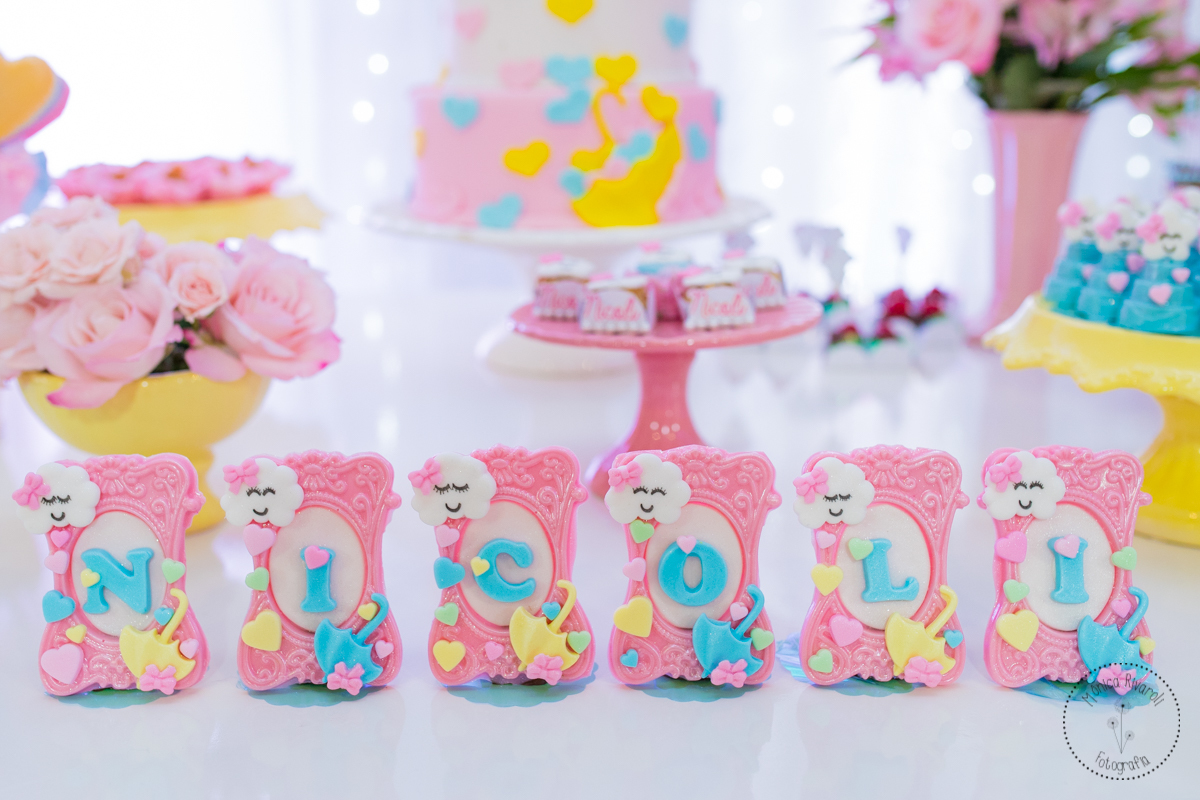 Close nos pedaços de chocolate com o nome da Nicoli