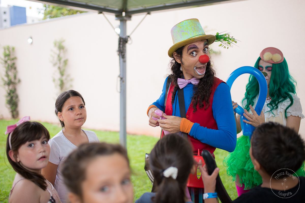 Farofa fazendo bexigas personalizadas paras as crianças 