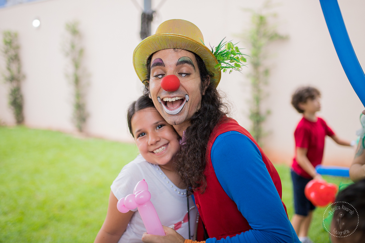Nicoli abraçando o Farofa para uma foto linda 