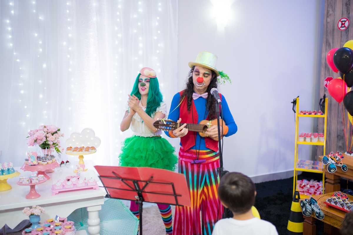 Spirulina e Farofa cantando a musica que fizeram para a Nicoli e Gabriel 