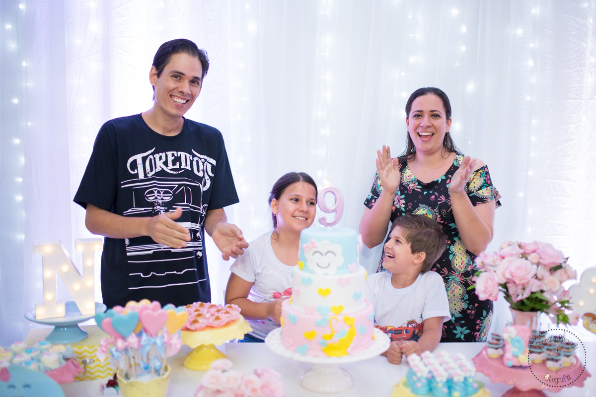 É a hora do parabéns, papai, mamãe, Gabriel e Nicoli se juntam para cantar o parabéns 