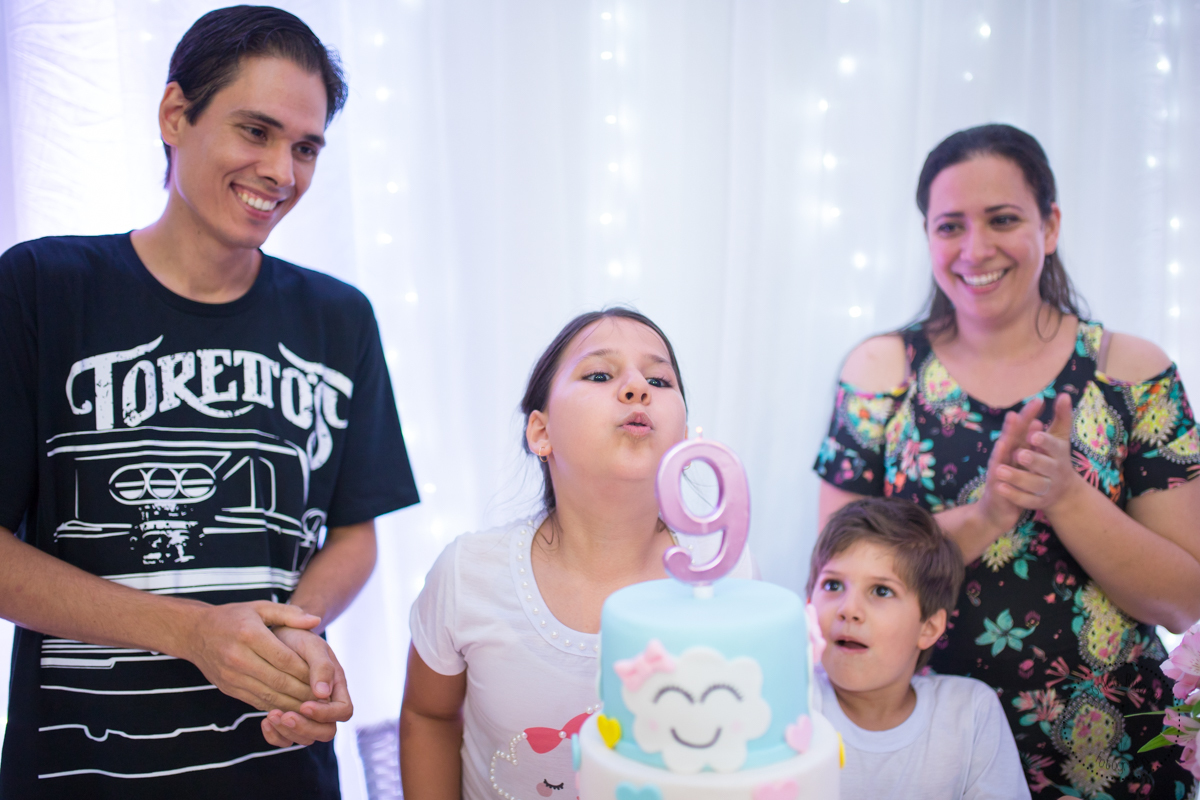 Nicoli assoprando sua velinha 