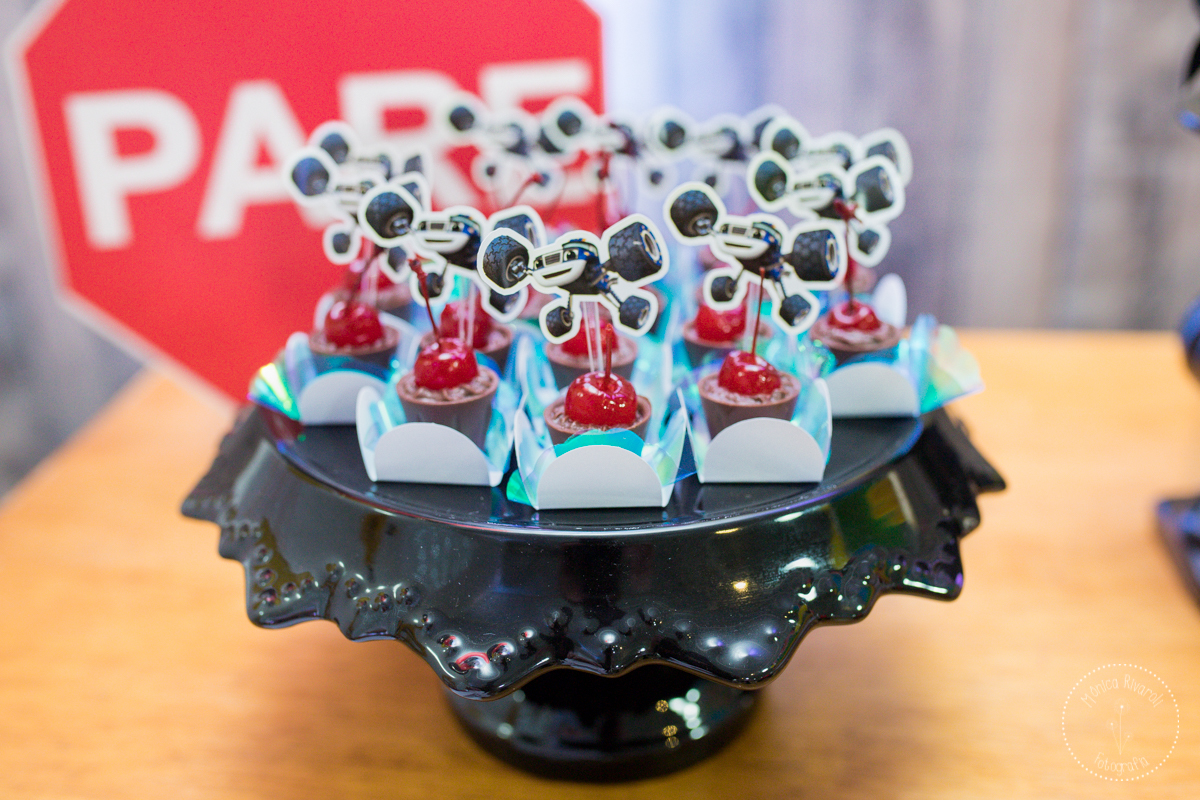 Aparador preto com docinhos de chocolate com cereja 