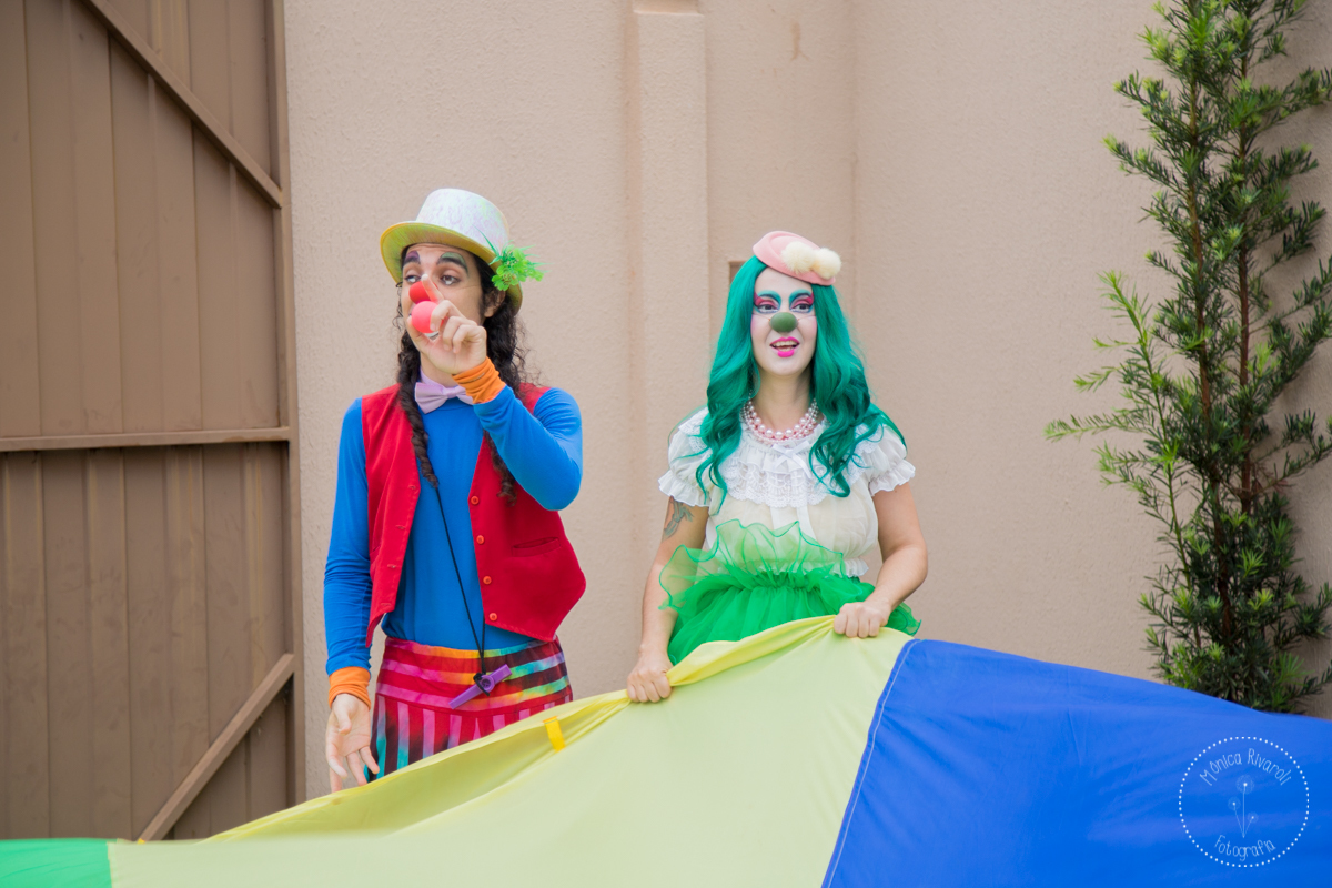 Farofa e Spirulina explicando a brincadeira 