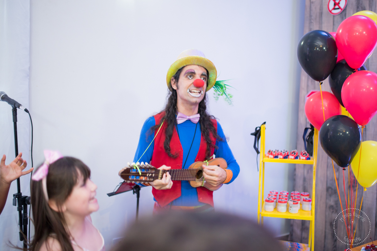 Farofa tocando a musica 