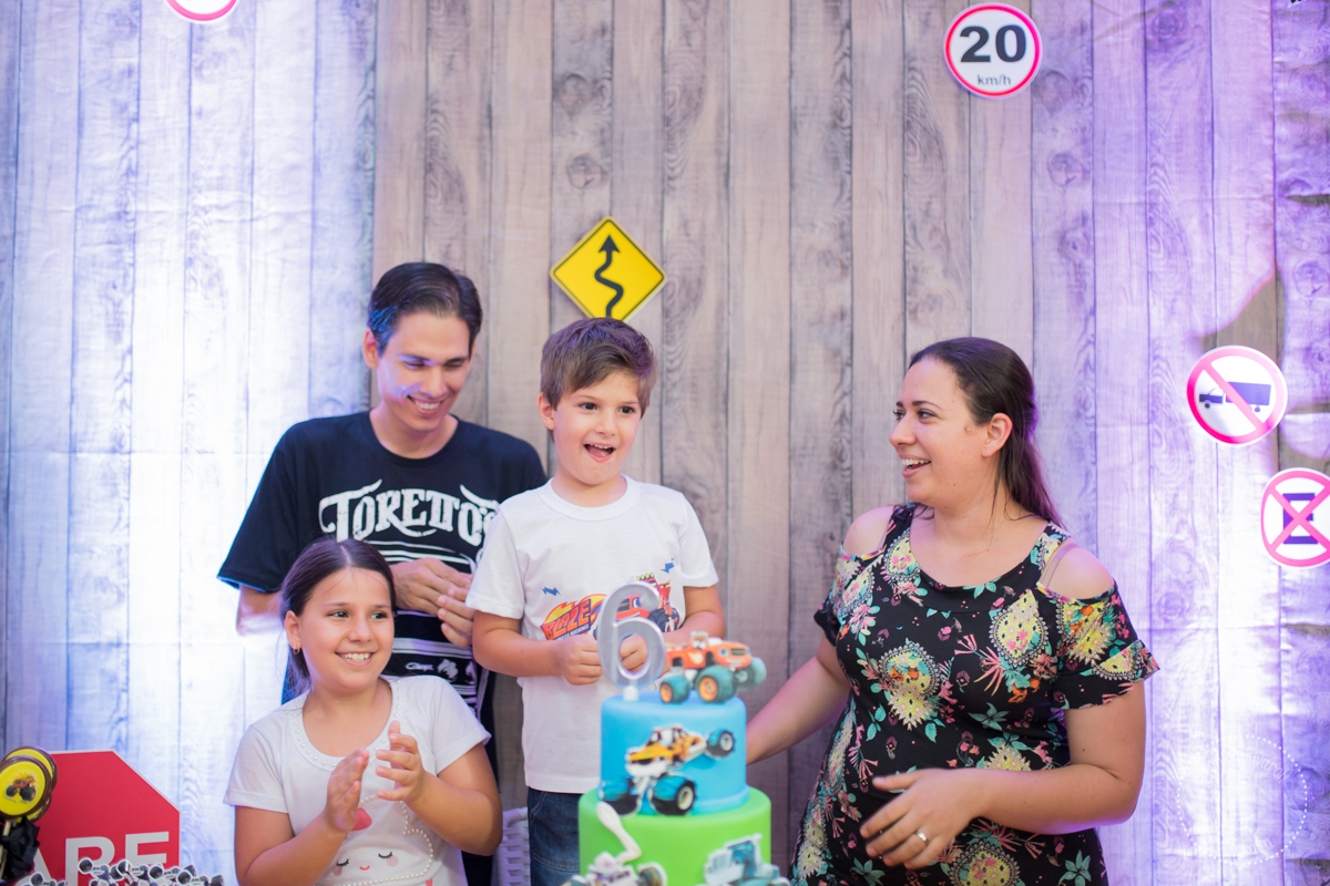 Continuam cantando o parabéns e batendo palmas 