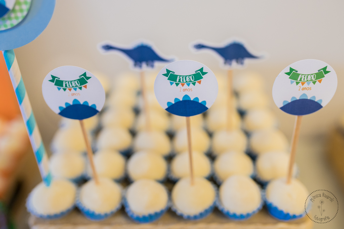 Foco nas plaquinhas dos docinhos