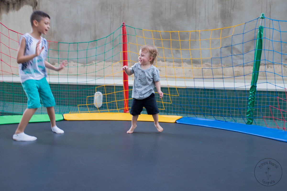 Pedro brincando no pula-pula com convidado 