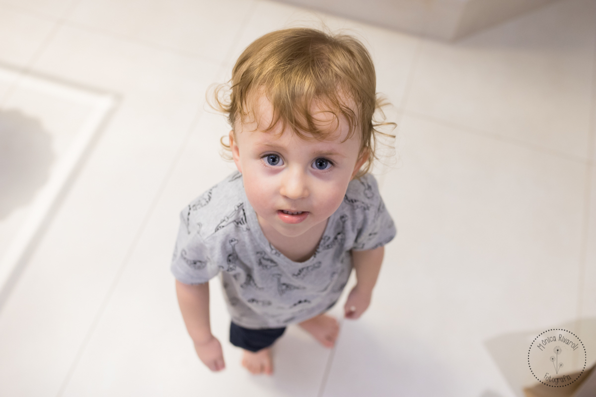 Pedro olhando para a câmera