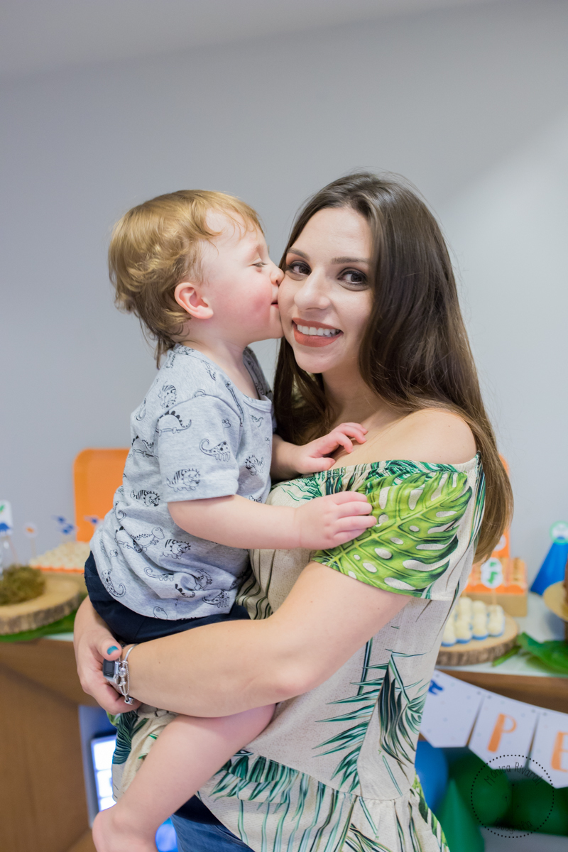 Pedro dando um beijo na bochecha da mamãe 