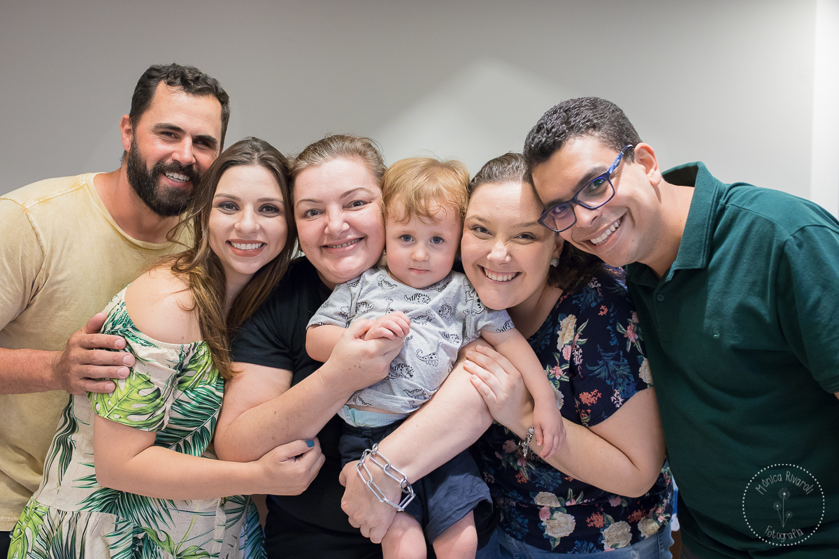Pedro no colo da titias Mônica, junto com o papai, a mamãe e o titio