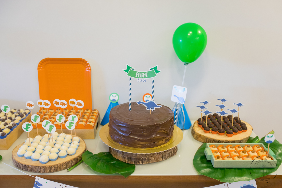 Foto da mesa de doces e do bolo