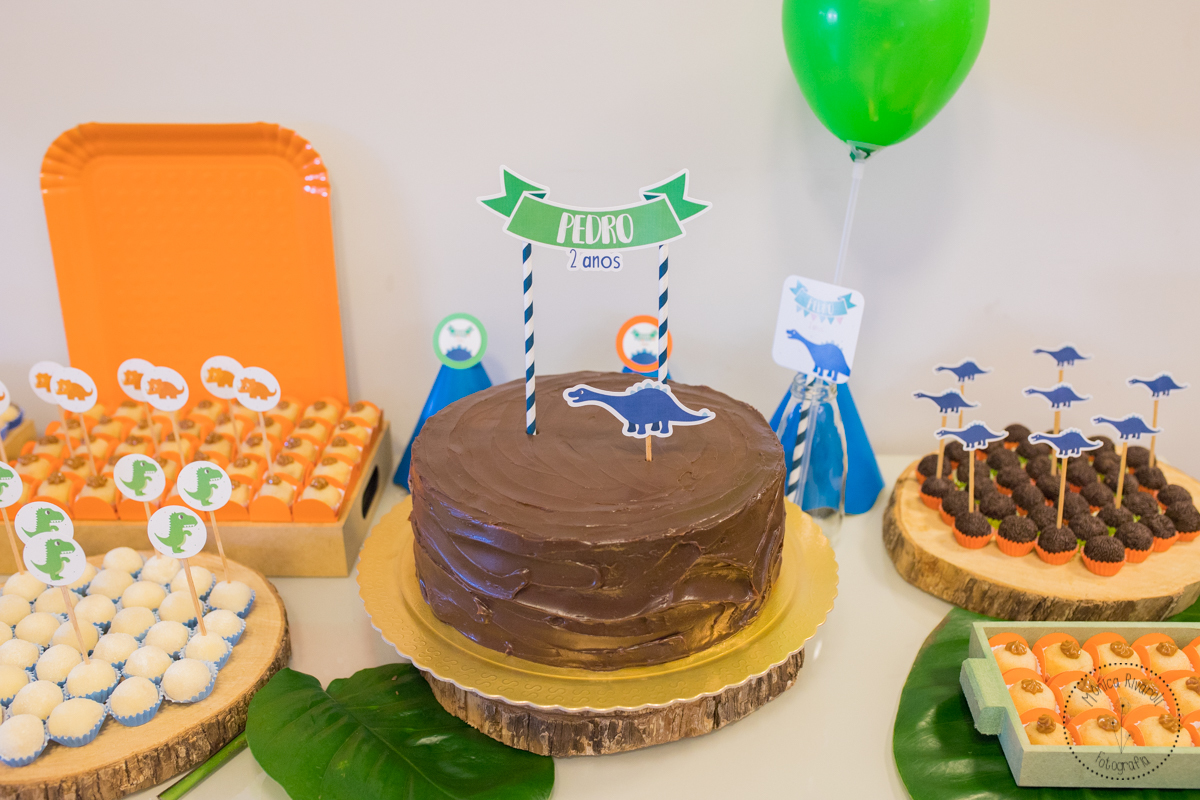 Close no bolo de chocolate