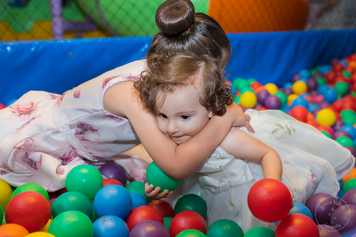 Ainda abraçando sua irmãzinha