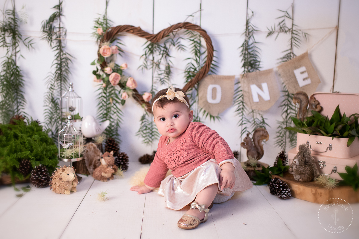 A Maria Flor se apoia nas perninhas e olha para a fotógrafa