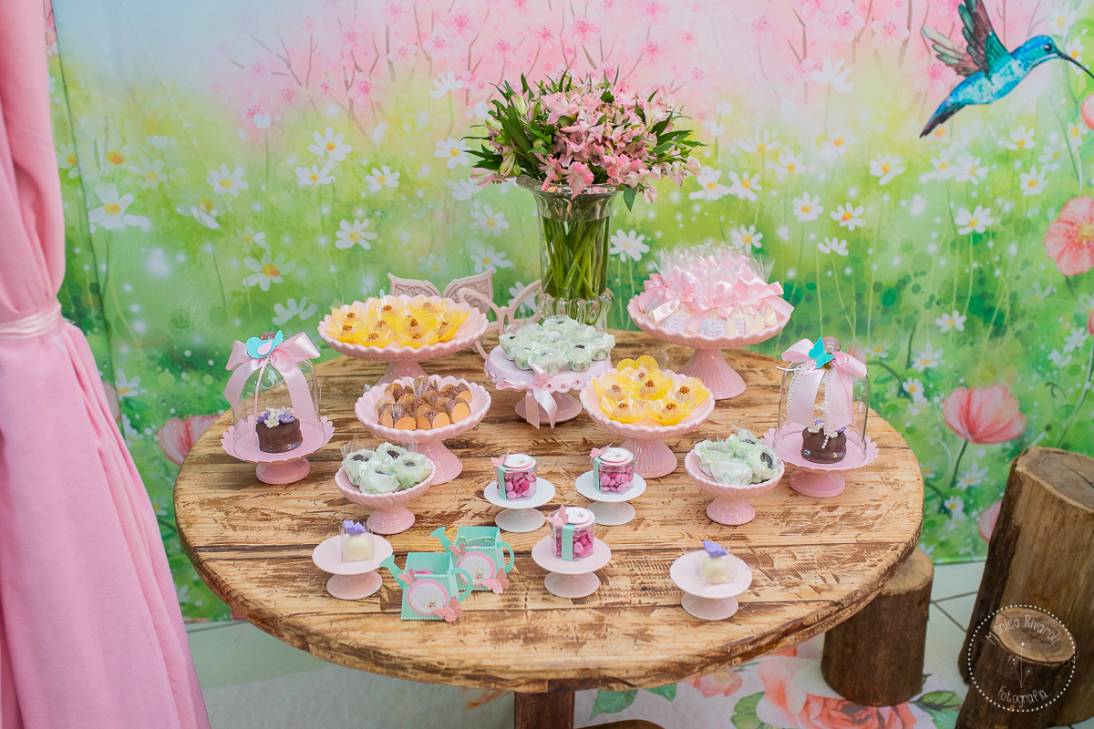 Mesa redondo, cheia de docinhos