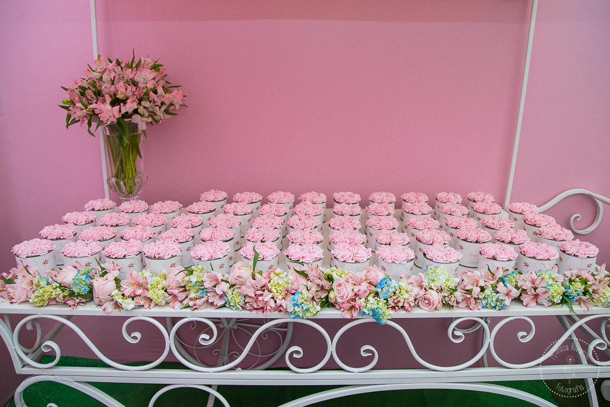 Close no carrinho, cheio de lembrancinhas 