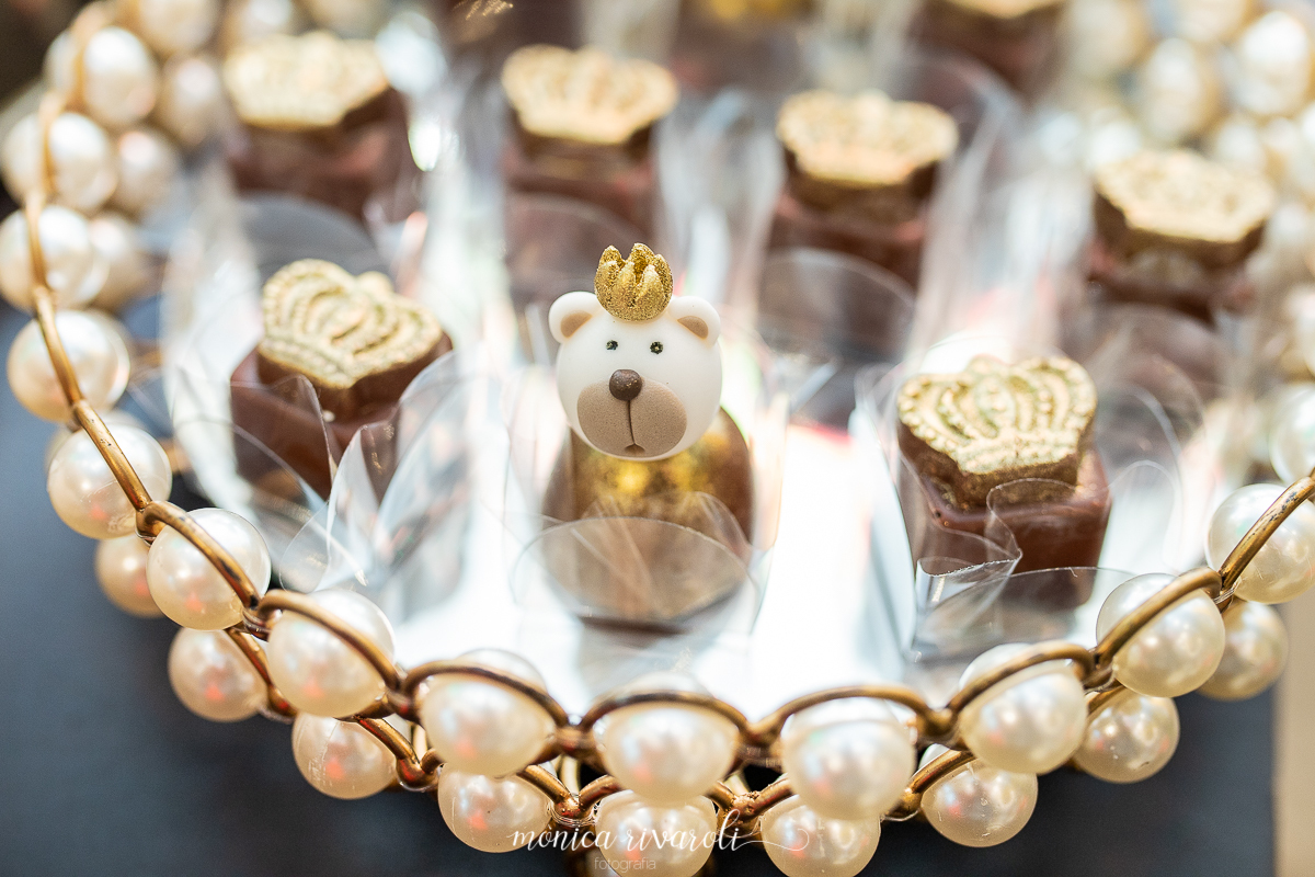 Close no docinho de urso, ao lado dos de coroa