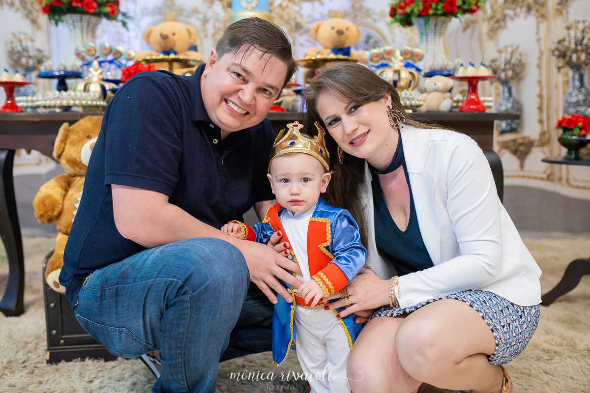 Close nops rostinhos do papai, da mamãe e do Miguel, para uma foto linda