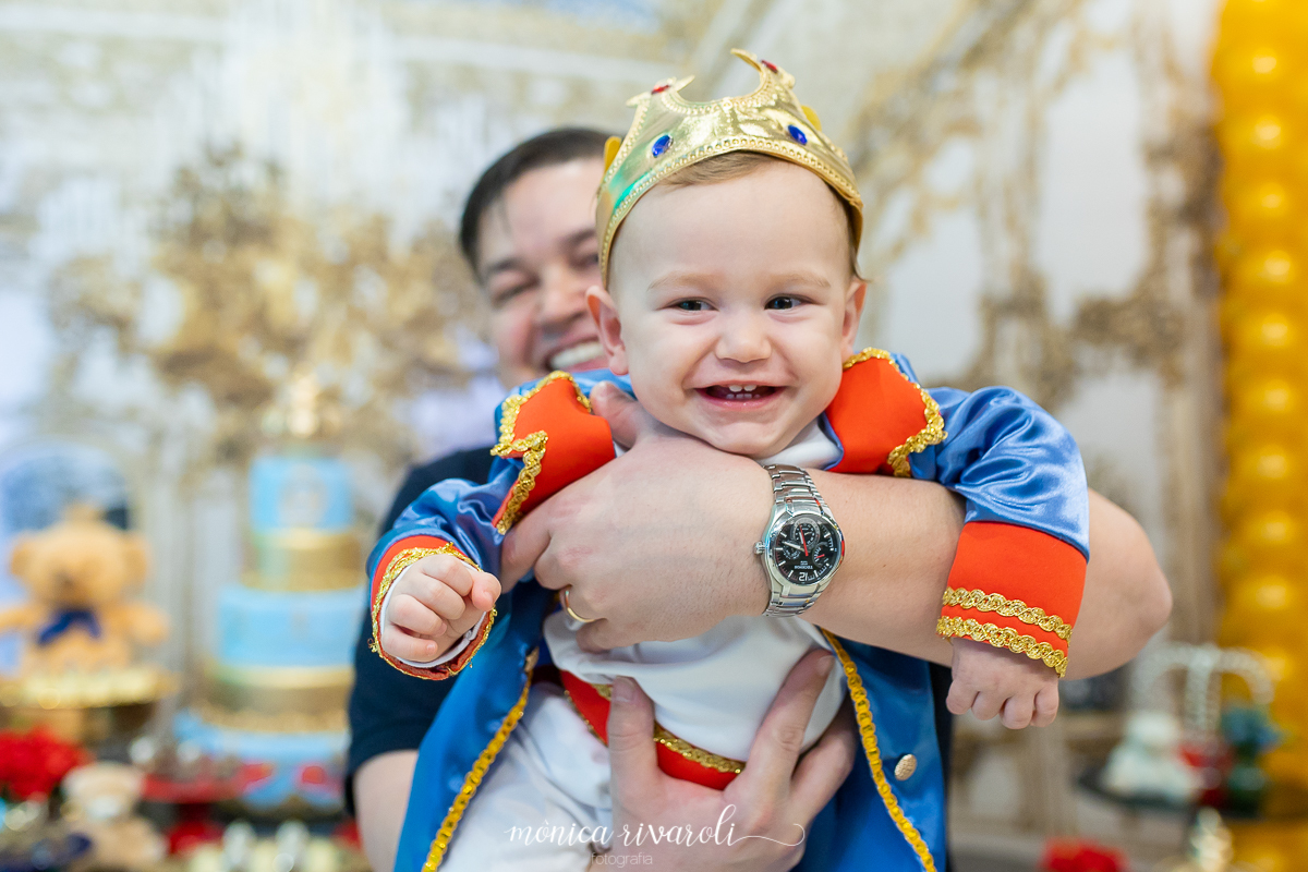 Agora o Miguel esta só com o papai e esta sorrindo, enquanto o papai o joga 