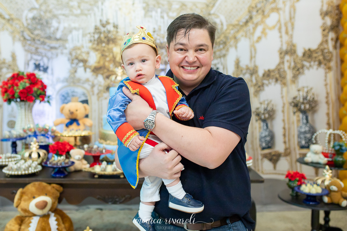 Pose para a foto, o papai segura o Miguel e sorri para a foto