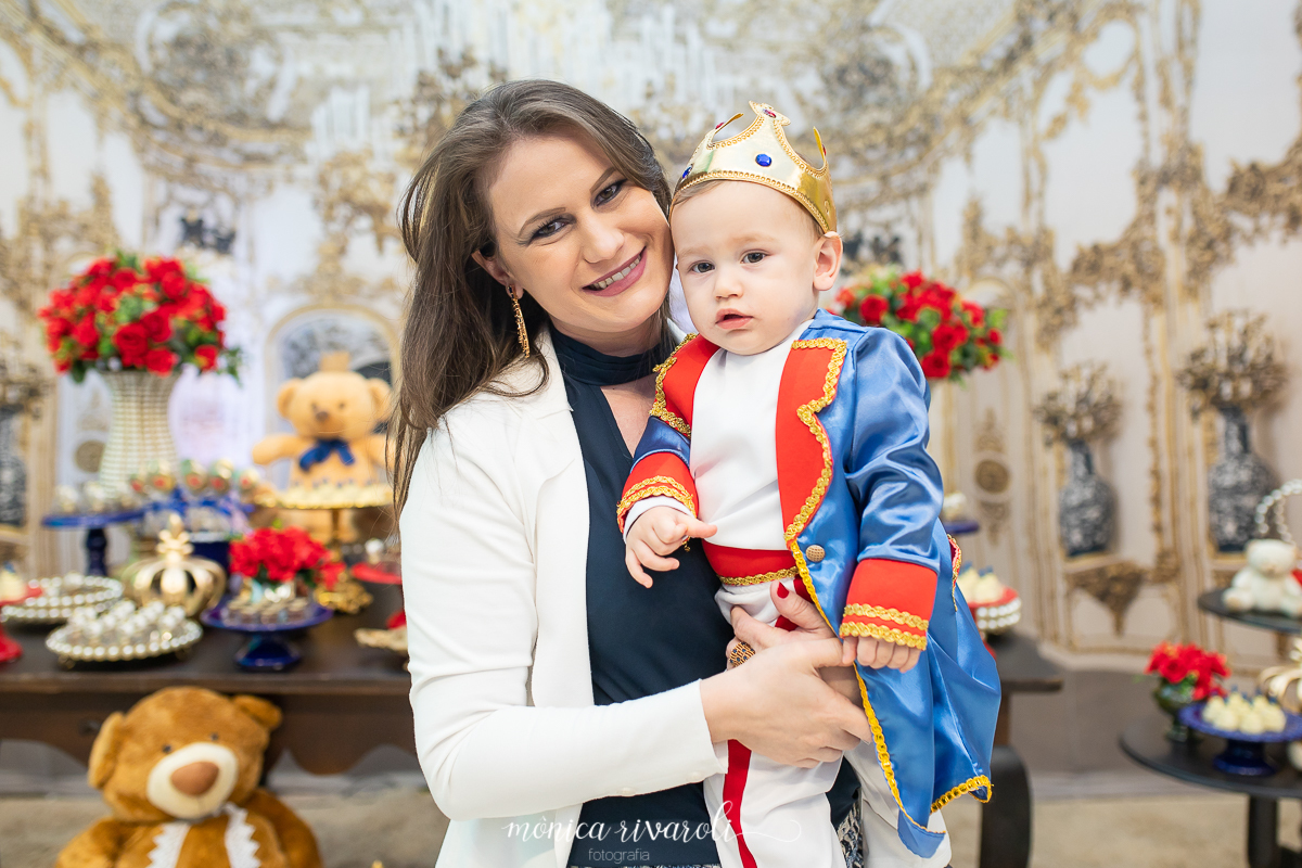 Agora com a mamãe, o Miguel faz pose para a foto, enquanto a mamãe sorri 