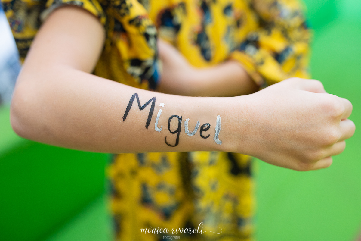 Foto do nome do Miguel escrito no braço da sua convidada 