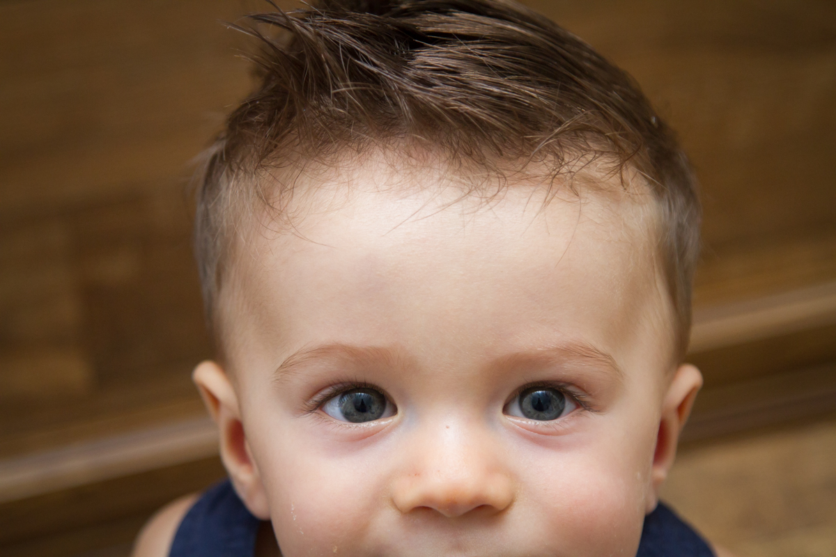 Ele tem olhos azuis muito brilhantes