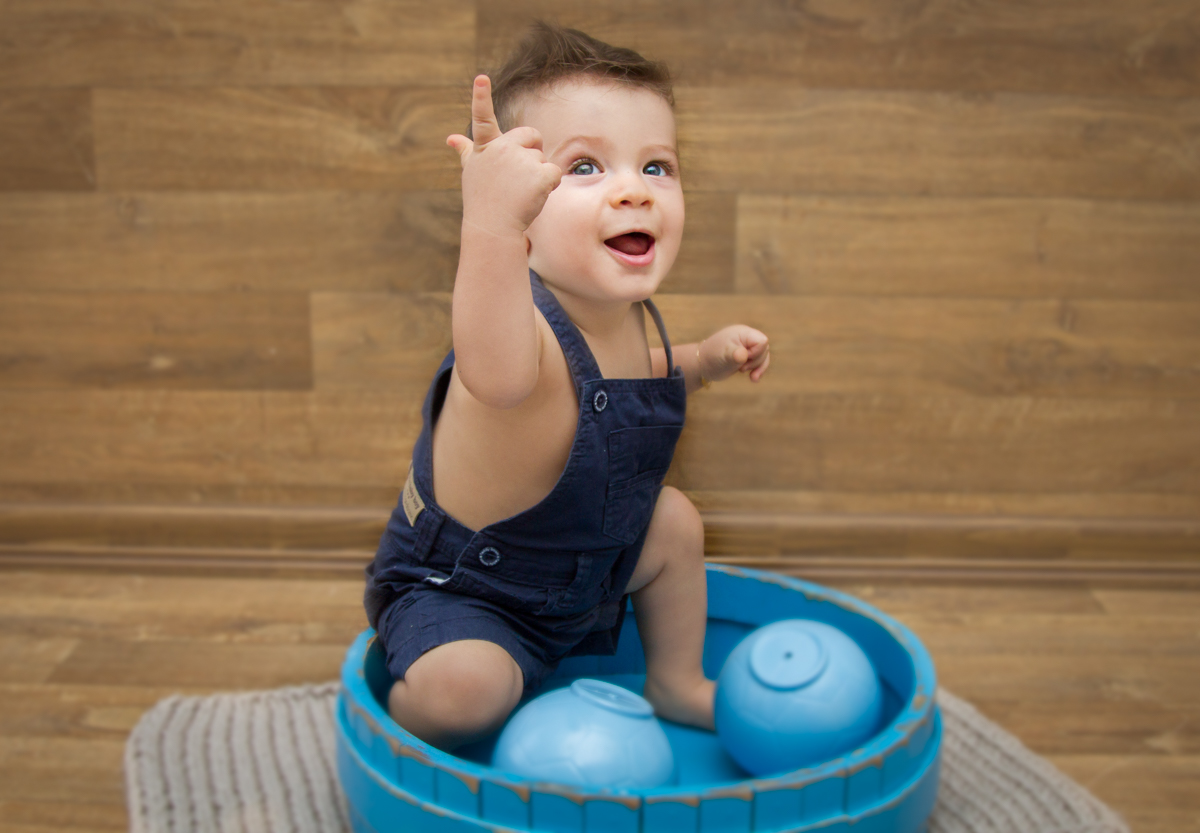Com quase 1 aninhos, os papais amam que eles façam o número 1 com as mãozinhas