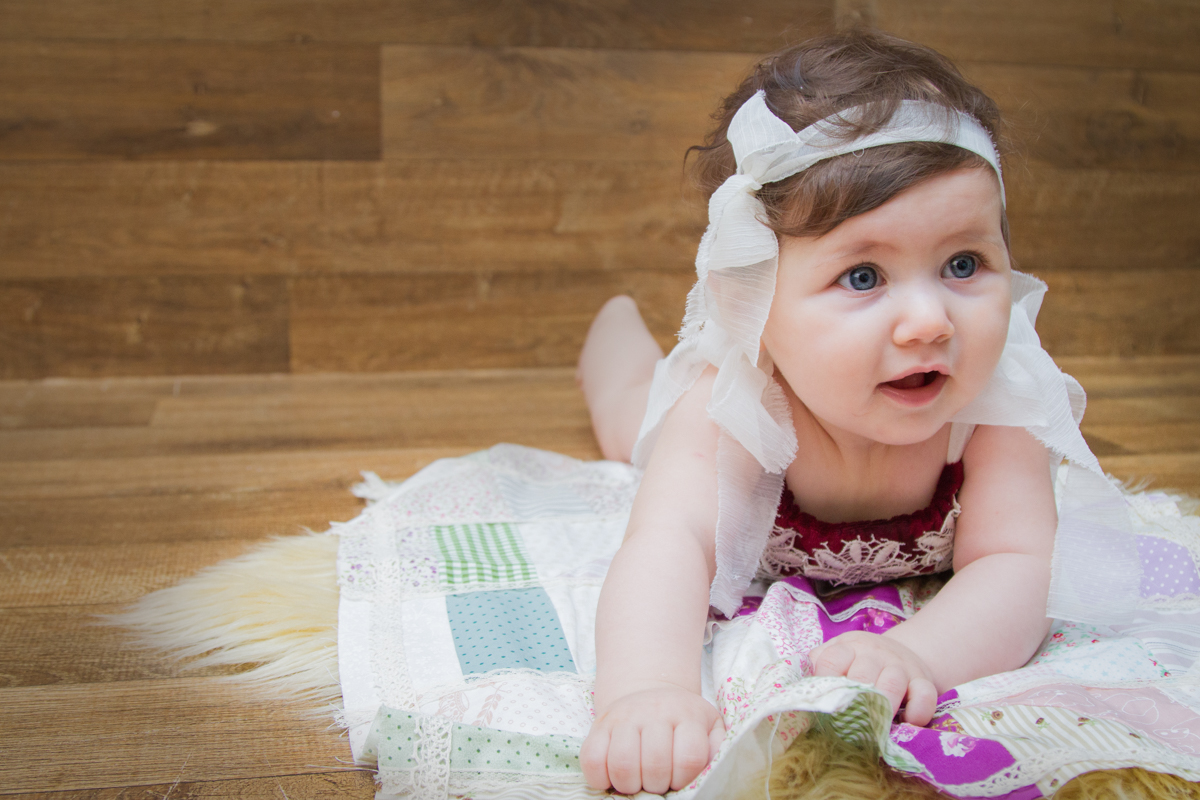 Deitada de bruços, a foto mostra as dobrinhas da Mariah