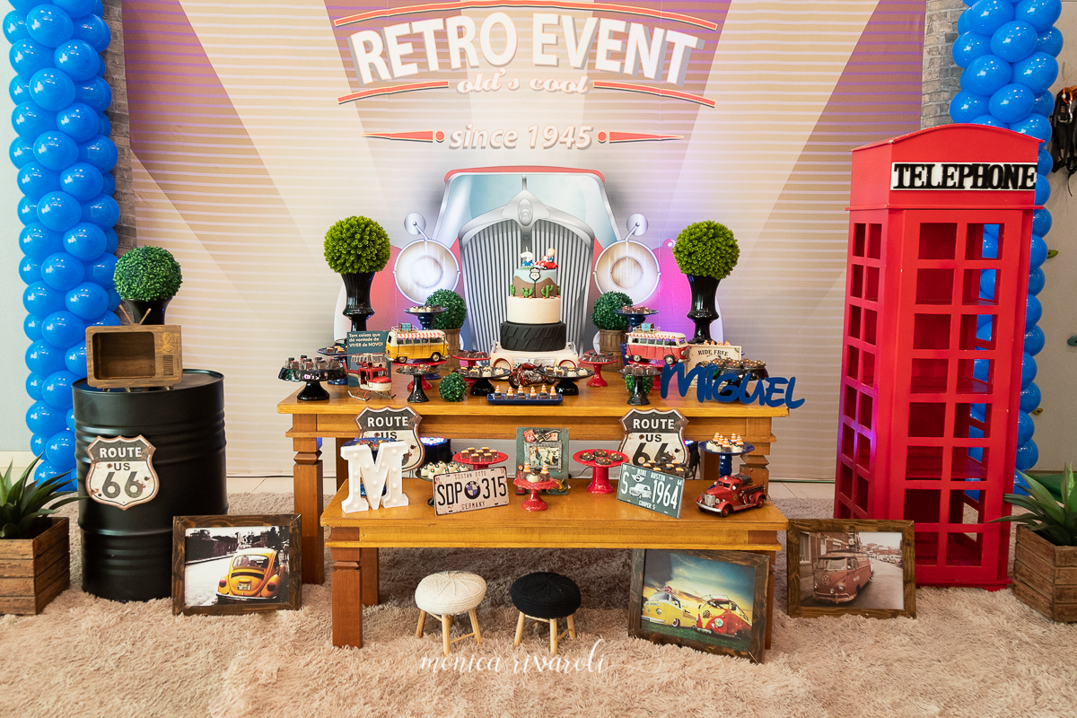 A sua festa teve esse tema Retro com um telefone da Inglaterra e vários Fuscas na decoração. Trabalho feito pelas melhores fotografas de Maringá/PR Monica Rivaroli Fotografia