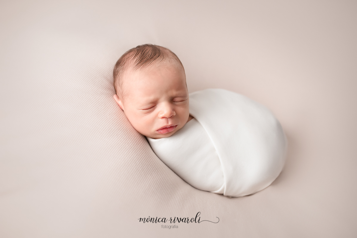 Breno chegou e alegrou ainda mais seus pais aqui vemos ele em um wrap branco dormindo em seu ensaio de Newborn. Ensaio Newborn seguro Monica Rivaroli Fotografia Maringá Parana