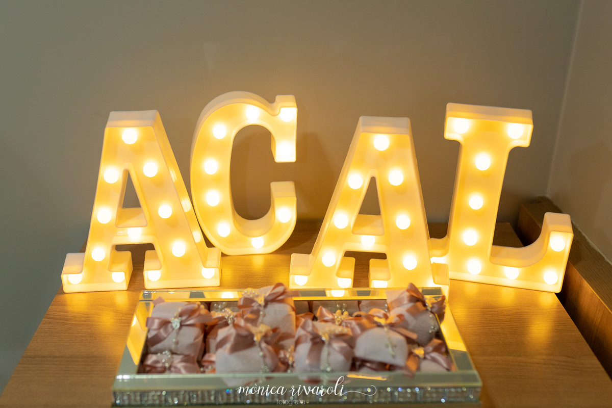 As iniciais A C e A L em luminoso de led encantam o quarto. com um aparador de espelho cheio de bem-nascidos rosa com tercinho  decorando.. detalhes da decoração do quarto para receber as gêmeas. Fotografo de parto em Maringá. Mônica Rivaroli Fotografia.