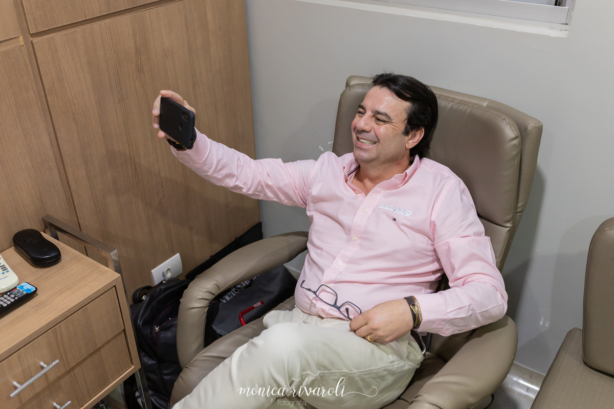 O papai não se cansa de tirar fotos com celular e postar nas redes sociais. @monicarivarolifotografia fptografo de parto em maringá. Hospital paraná
