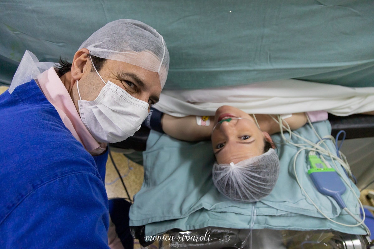 Já entramos no centro cirúrgico a mamãe esta bem nervosa e o papai Ideuber tenta acalmar a mamãe Samantha.
