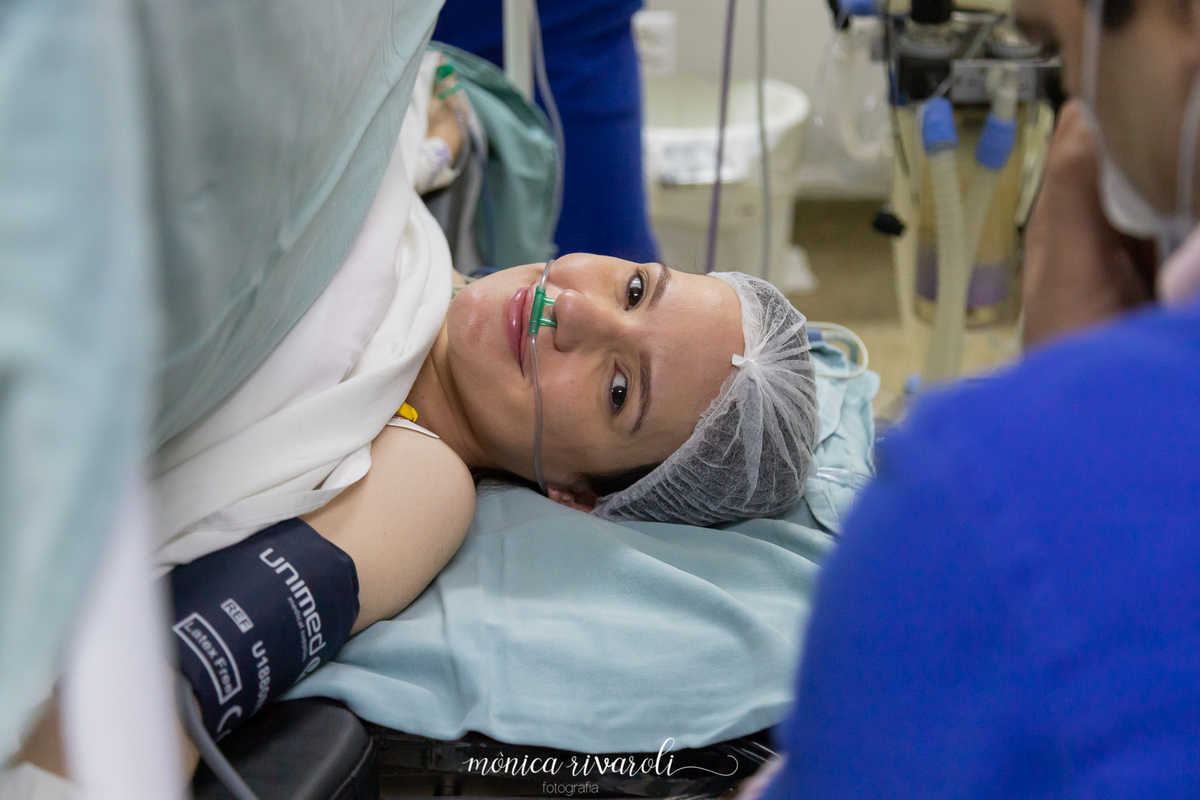A mamãe esta com olhar brilhante ansiosa pelas chegada das gêmeas Ana Clara e Ana Luísa.Fotografo de parto Mônica Rivaroli fotografia em Maringá. Tentantes, infertilidade, trombofilia endometriose. 