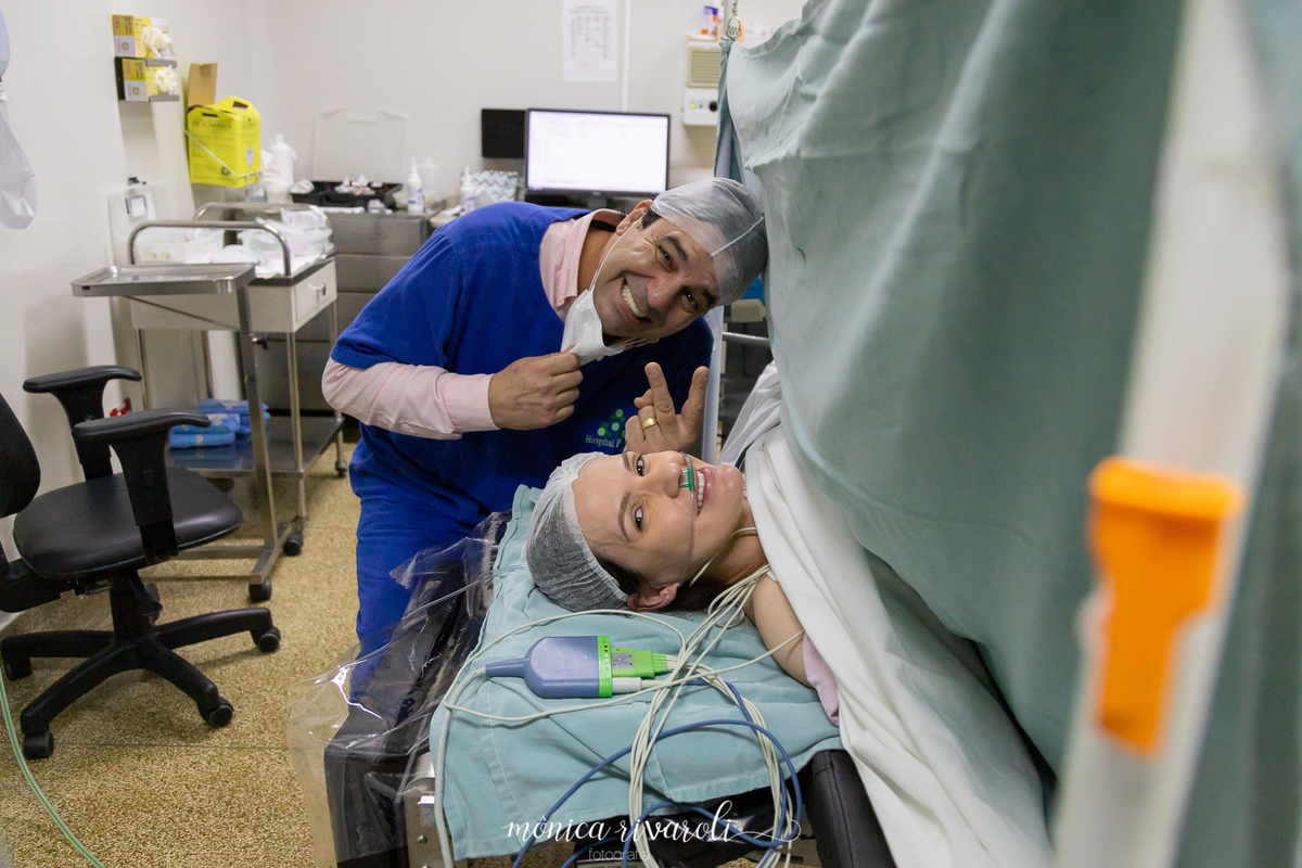 O papai comemora que são duas e mostra com os dedos , com gestos que são duas.