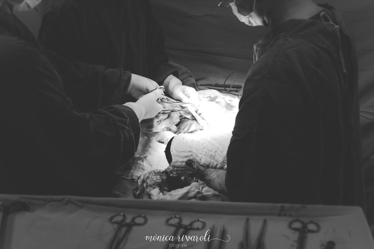 Momento em que a Ana Clara nasce! Fotografo de parto Mônica Rivaroli fotografia em Maringá. Tentantes, infertilidade, trombofilia endometriose.  